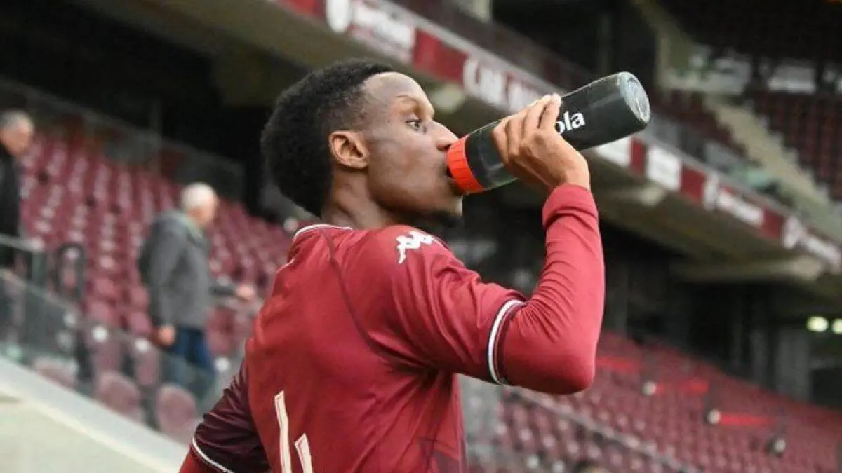BOUNA SARR SORT DU SILENCE ET TRANCHE SUR SON AVENIR… Le défenseur sénégalais dévoile sa décision finale après les récentes spéculations autour de sa situation actuelle au FC Metz, provoquant une forte réaction des supporters….