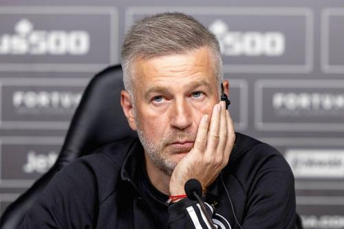 Edi Iordănescu pare tot mai frustrat și extrem de tensionat în timp ce lasă să se înțeleagă că există condiții neobișnuite pentru o posibilă revenire la CFR Cluj, iar oferta uriașă de 420.000 de euro pe an nu pare suficientă pentru a calma situația….