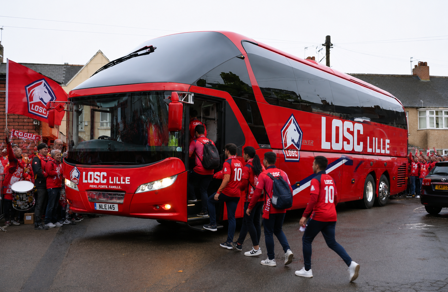 LES SUPPORTERS DU LOSC LILLE CÉLÈBRENT L’INCROYABLE DON D’UN BUS DE 2 MILLIONS D’EUROS OFFERT PAR UN ANCIEN CAPITAINE DU CLUB… Un geste exceptionnel qui symbolise la loyauté, la gratitude et l’amour éternel pour le club lillois… plus de détails >>>
