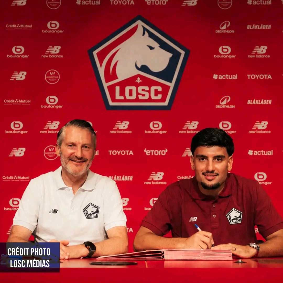 🚨 OFFICIEL : Basar Ă–nal prononce son premier discours après avoir officiellement rejoint le LOSC dans le cadre d’un transfert de 9,5 M€ assorti de 2,5 M€ de bonus et d’un contrat de quatre ans. Son intervention, aussi inattendue qu’hilarante, enflamme dĂ©jĂ les rĂ©seaux sociaux, oĂą les supporters se demandent quel genre de recrue Lille vient de s’offrir… Voir plus ⤵️