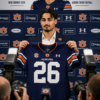 šØš šµ BREAKING: Auburn Tigers Football has officially unveiled a blockbuster 2026 commitment, sending waves across college football as the newest Tiger proudly held up the iconic navy-and-orange jersey, igniting massive excitement and raising expectations for the program’s future… See more ⤵ļø